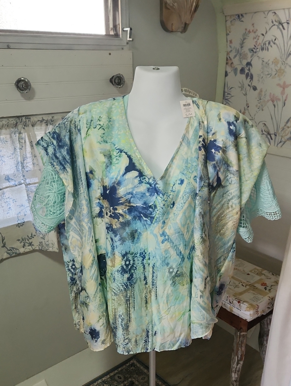 Chico's Sea Foam Green Multi-Color Abstract V-Neck Poncho. - Picture 12 of 12